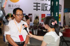 新疆农博会接受电视台采访